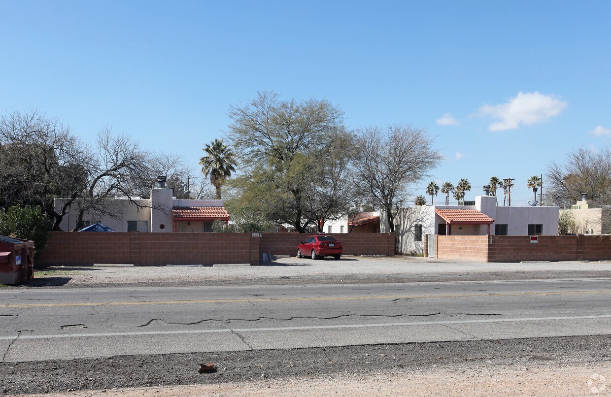 Primary Photo - 2325-2335 N Dodge Blvd