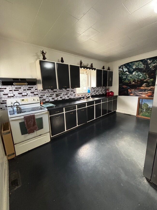 Building Photo - 23 Elm St