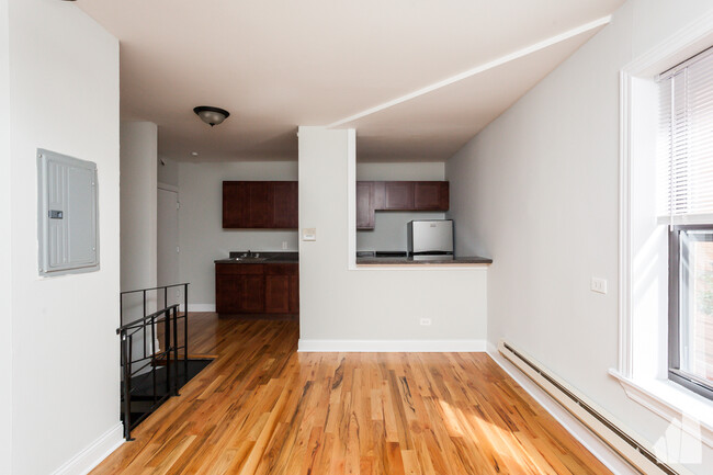 Building Photo - 815 W Cornelia Ave