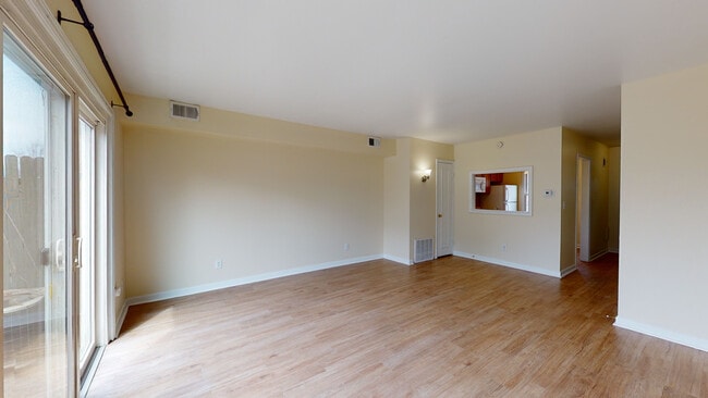 Building Photo - Carriage Hill Erie