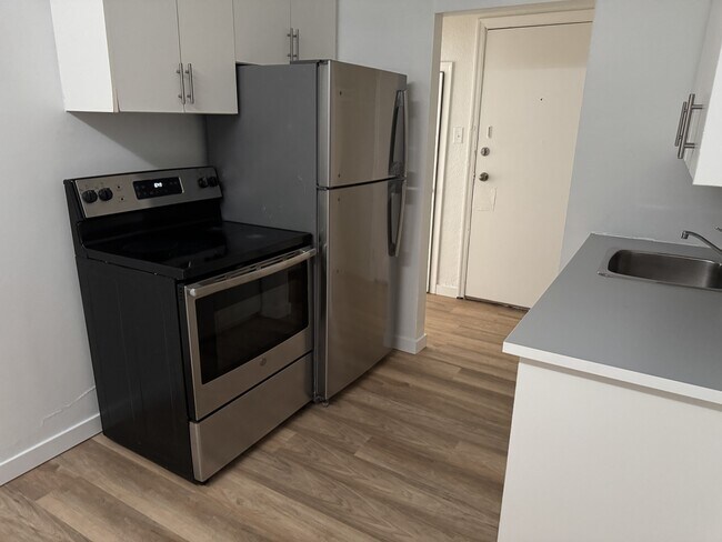 Photo du bâtiment - 12940-12118 118 Ave NW