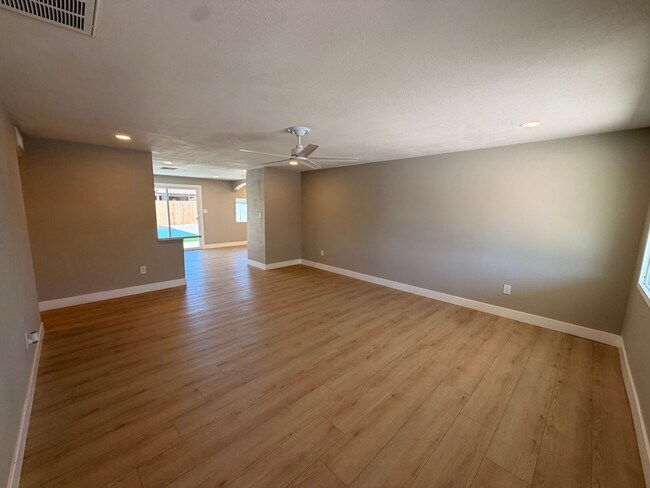 Foto del edificio - Stunning 3 bed / 2 bath remodeled Home in Phoenix with No HOA