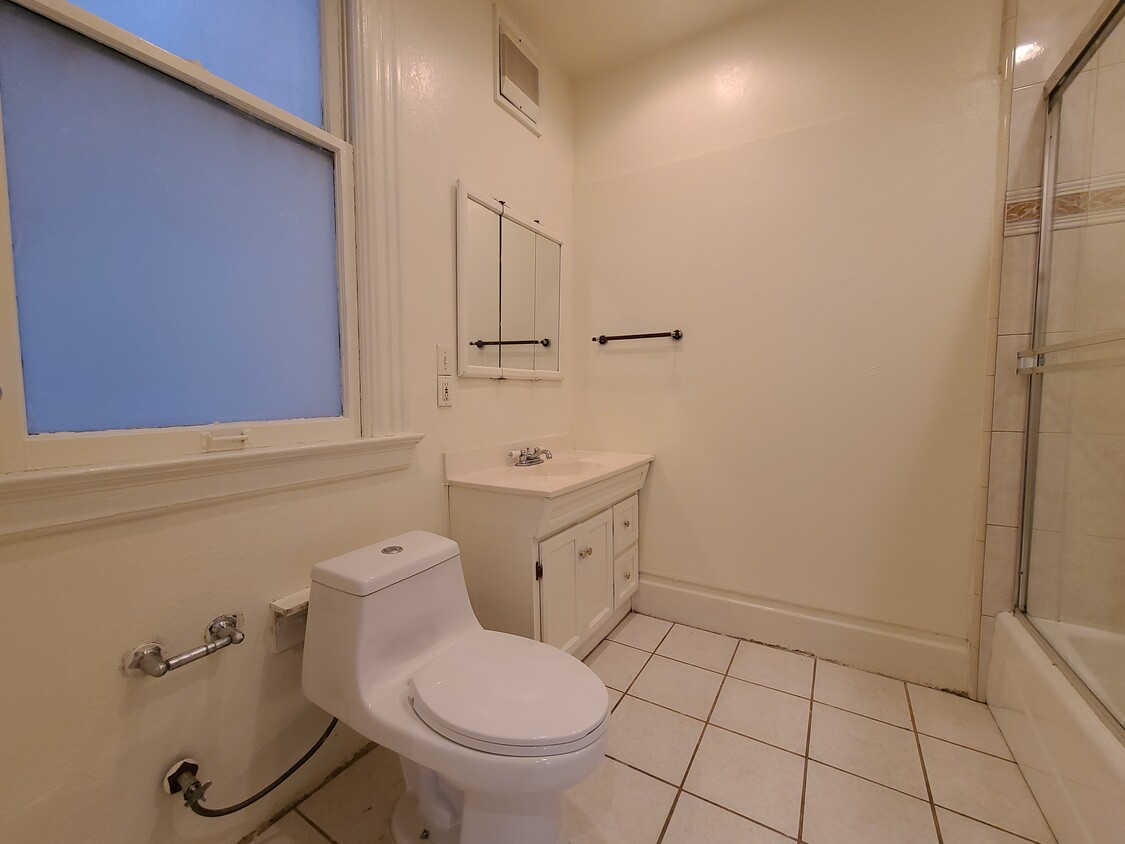 Primary Photo - 770 7th Ave