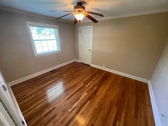 Building Photo - Elegant 4bd/3ba Home with Fenced-in Backyard
