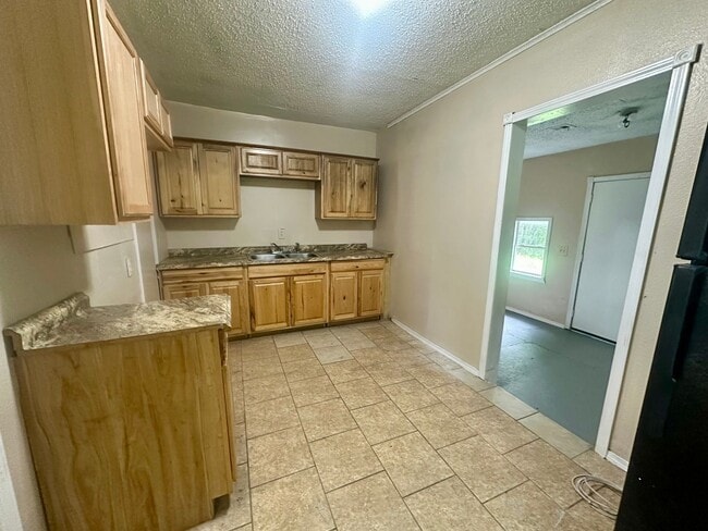 Building Photo - 3 Bedroom and 1 Bathroom Home in Shawnee