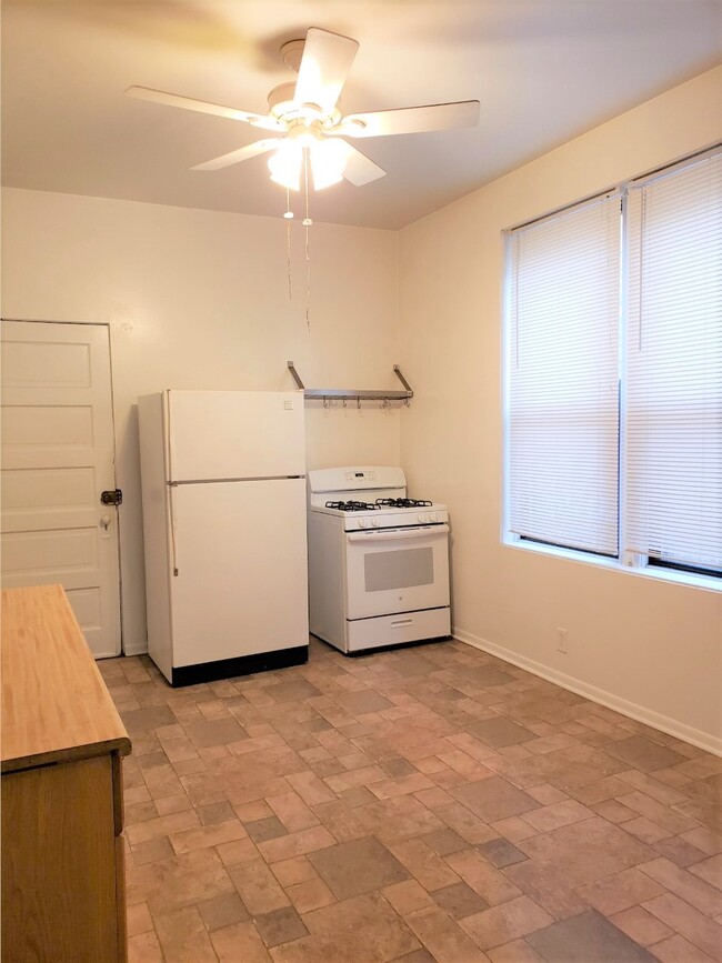 Building Photo - 1441 W Flournoy St