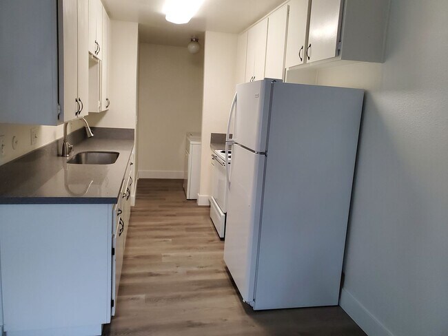 Building Photo - UTC townhouse - 3br/2ba end unit