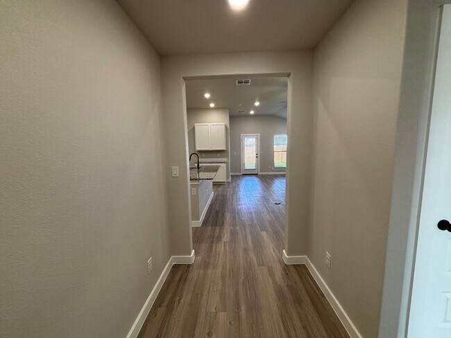 Building Photo - 4/2 Available July in Bell farms!!