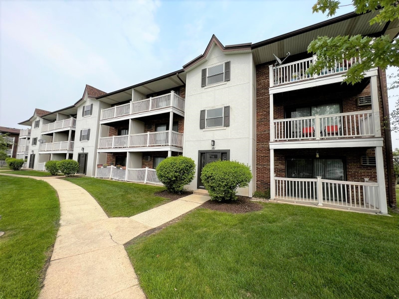 181 N Gregory St Unit 11, Aurora, IL 60504 Condo for Rent in Aurora