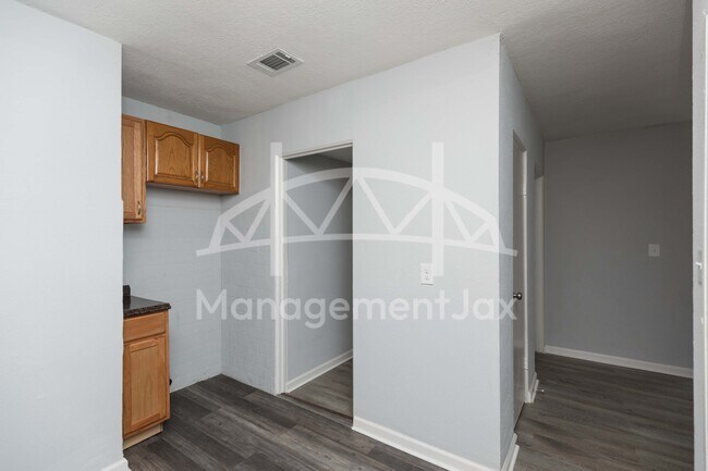 Foto del edificio - 1828 W 33rd St