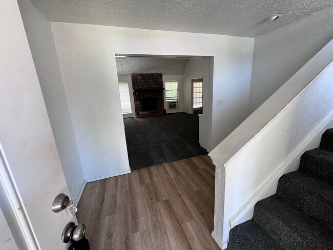 Building Photo - Large 4 bedroom in Broken Arrow