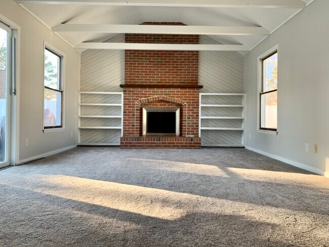 Building Photo - 3 BEDROOM HOME FOR RENT IN OAKWOOD FARMS!