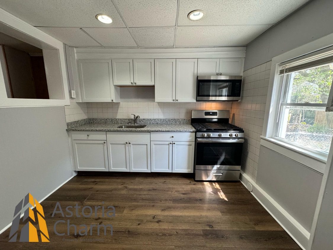 1BD/1BA + Den Townhouse For Rent! - 1BD/1BA + Den Townhouse For Rent!