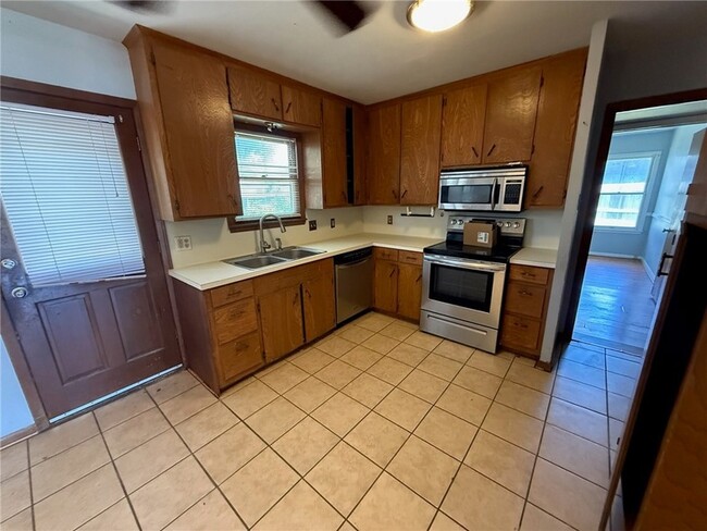 Building Photo - 117 Holly Dr