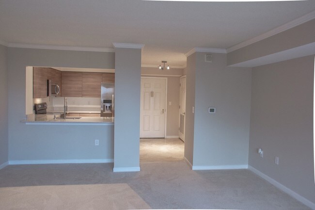Sala de estar hacia la cocina y la puerta principal - 2121 Jamieson Ave