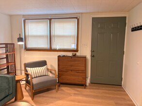 Building Photo - 6 1617