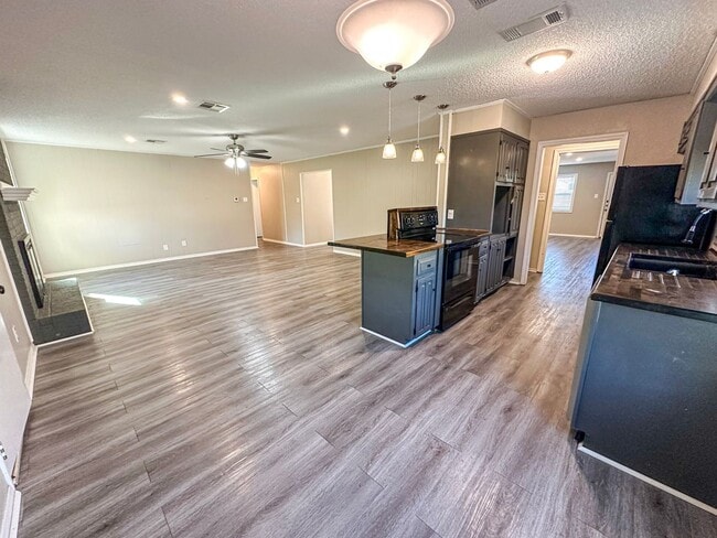 Building Photo - 3 Bedroom House in Hewitt - Midway ISD