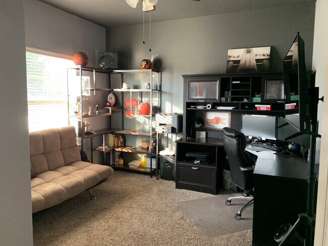 Foto del edificio - 9427 McDowell Dr