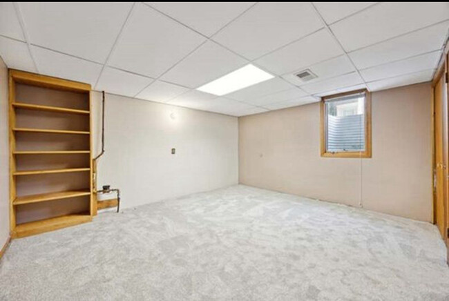 Basement bedroom with attached en-suite - 5707 Goodrich Ave