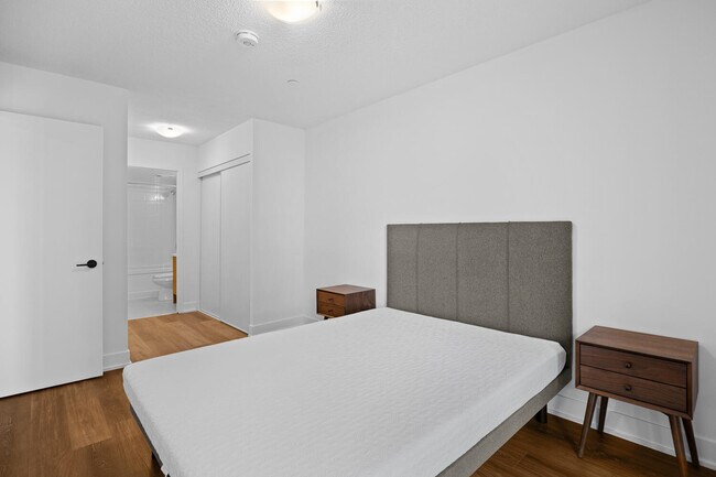 Photo du bâtiment - One Plus Den Furnished unit