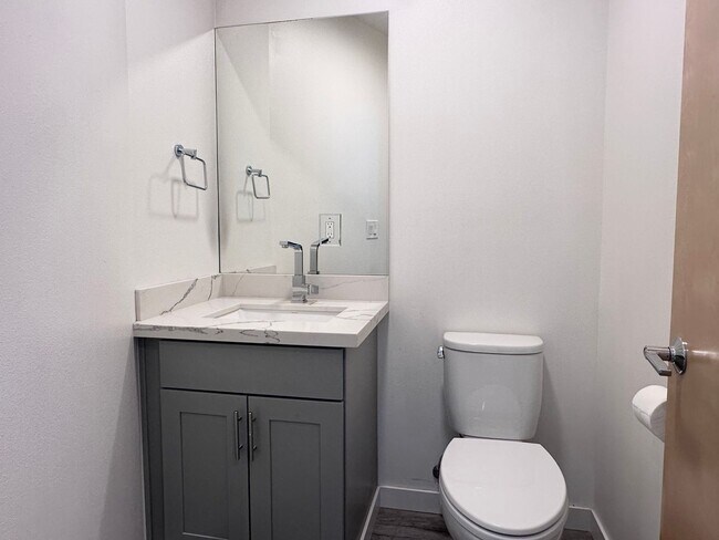 Building Photo - Beautiful Townhouse in South Seattle
