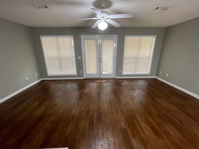 Building Photo - Foxchase Subdivision - End Unit