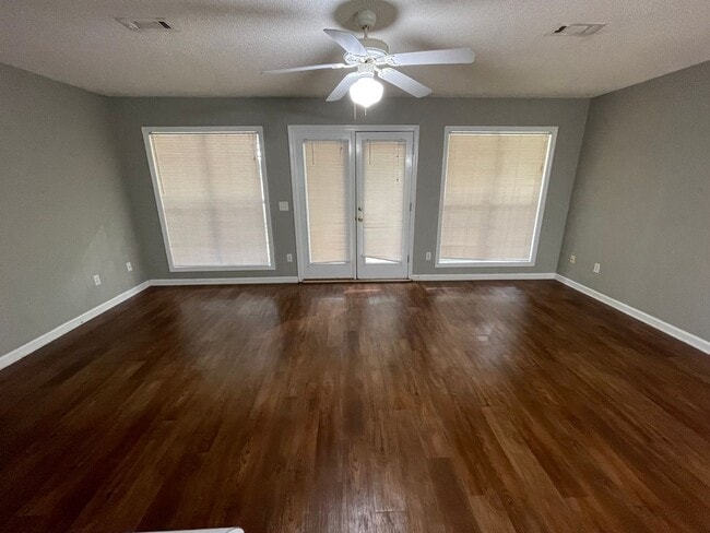 Foto del edificio - Foxchase Subdivision - End Unit