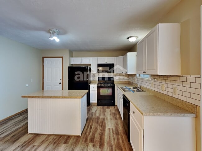 Building Photo - 353 W Hunters Dr