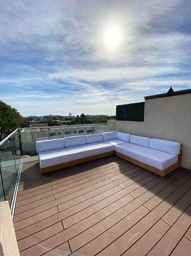 Foto del edificio - 1249 N Formosa Ave
