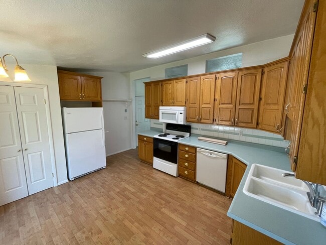 Building Photo - Great 5 Bed/3 Bath home in Orem