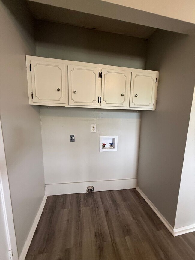 Foto del edificio - AVAILABLE NOW! 3 bed 1 bath with 1 car attached garage