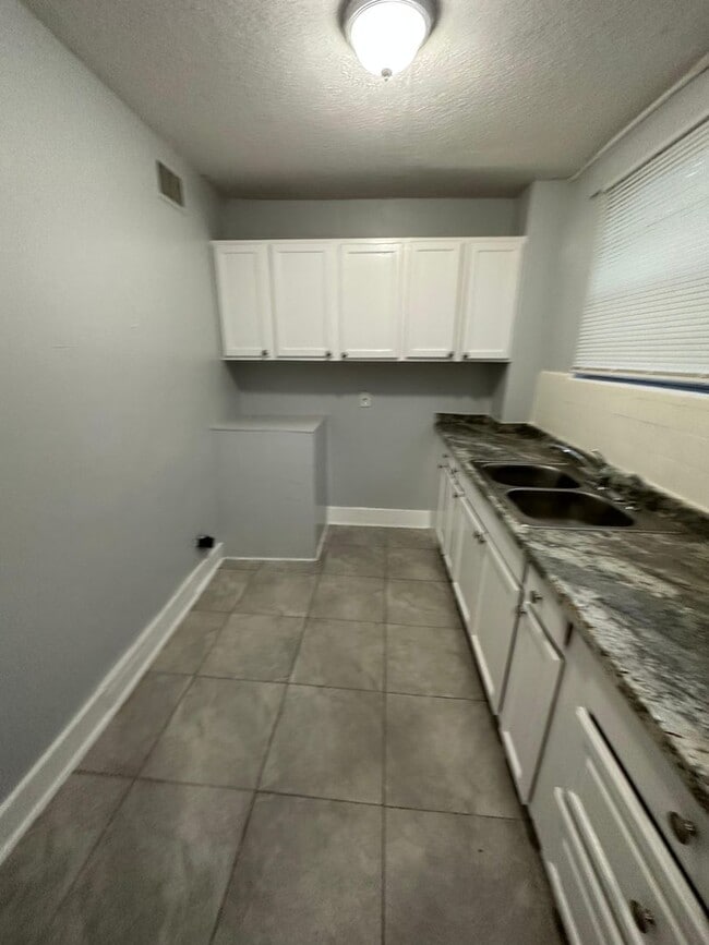 1923-1925 Ella St - 1923-1925 Ella St Apartment