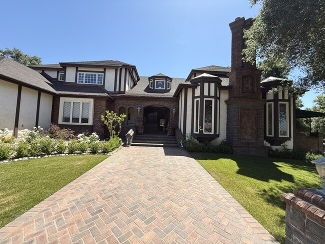 Building Photo - 533 E Sierra Madre Ave