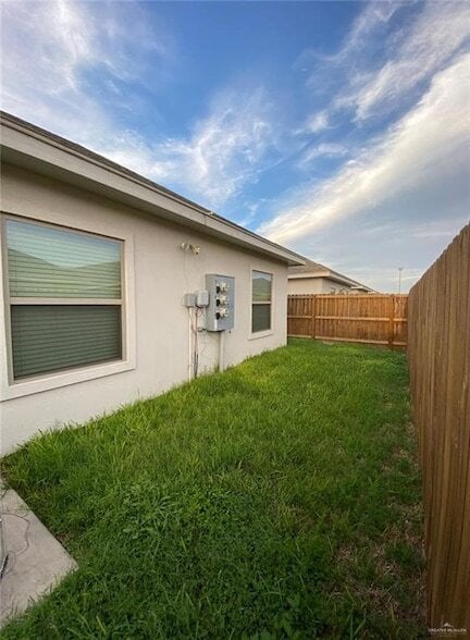 Building Photo - 1719 W Garrison Dr