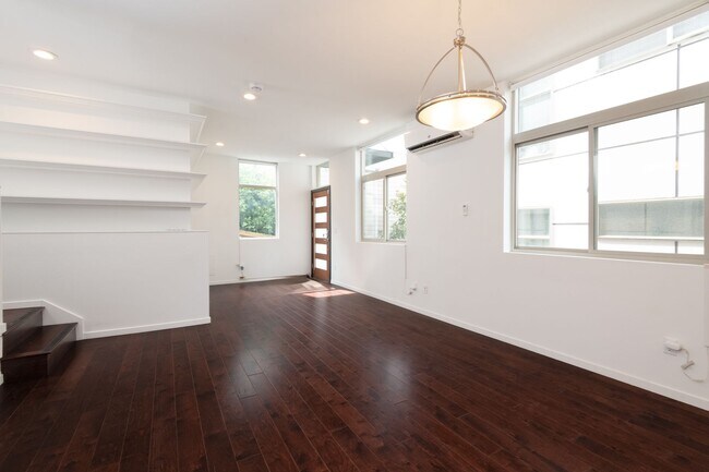 Foto del edificio - Stylish 3BR Townhome Near Judkins Park | Huge Rooftop Deck & Parking!