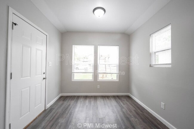 Foto del edificio - 955 N Traub Ave