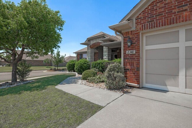 Building Photo - Beautiful 3 Bed 2 bath Home in Moore Schoo...