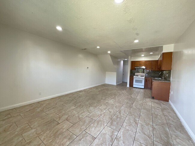 Building Photo - Fillmore8052