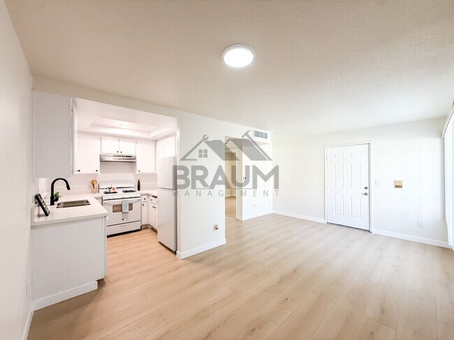 Foto del edificio - 5245 Riverton Ave