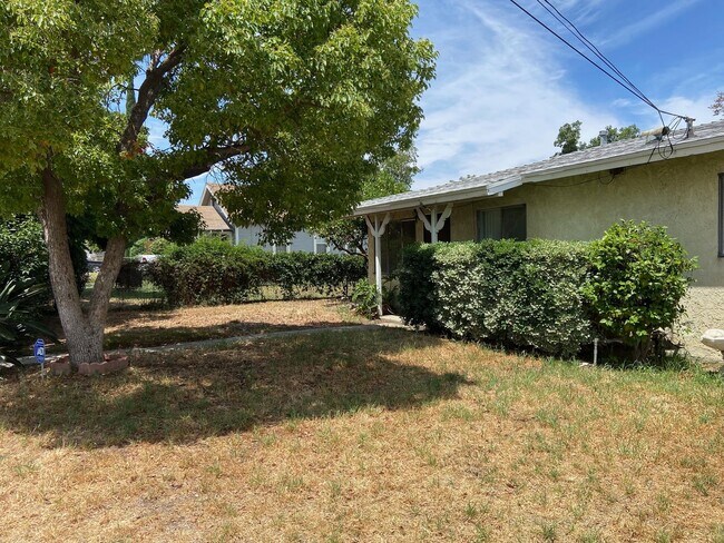 Building Photo - Cozy 3 Bedroom and 1 Bathroom in a good ar...