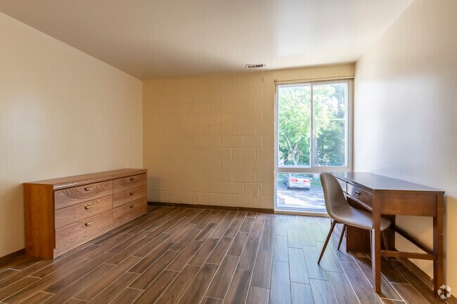 1 habitación, 1 baño - 650 pies cuadrados - Actualizado - Dormitorio - Tradewind Apartments