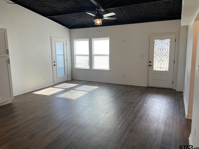 Foto del edificio - 11243 CR 219