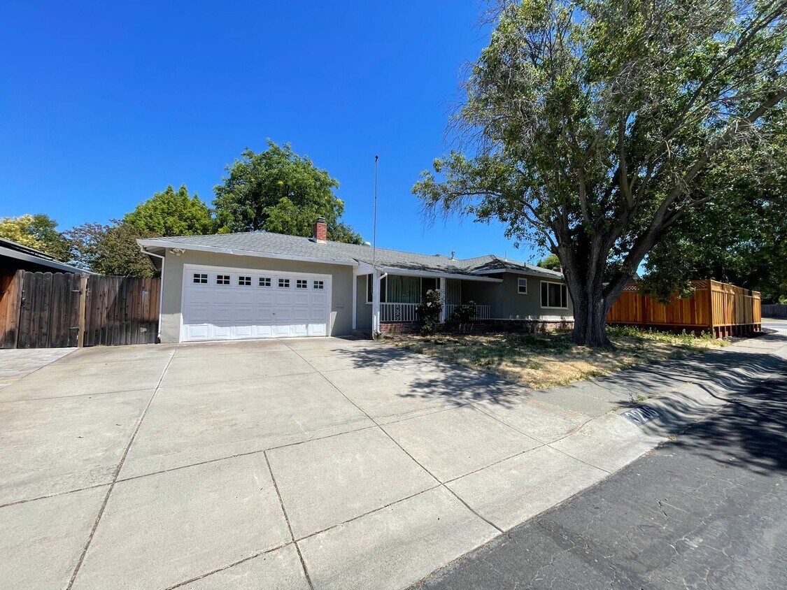 Primary Photo - Wonderful and Spacious 4 Bedroom Concord H...
