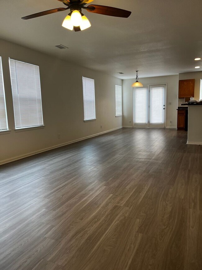 Foto del edificio - Grant Ranch 3 Bedroom 2.5 Bathroom Townhome available NOW!