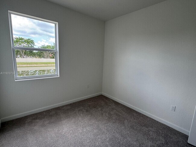 Foto del edificio - 18402 SW 2nd St