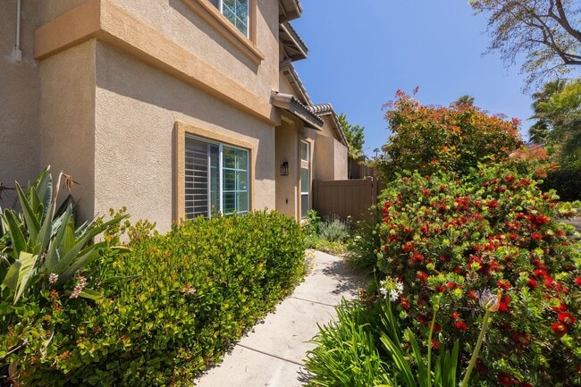 Foto del edificio - 2-Story Twin Home with Solar Panels in the Gated Community of Vista Cupertino!