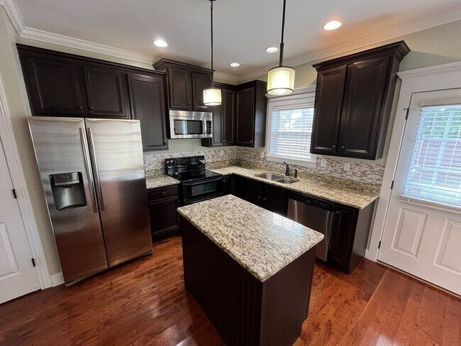 Building Photo - 1731 NE Stone Castle Dr