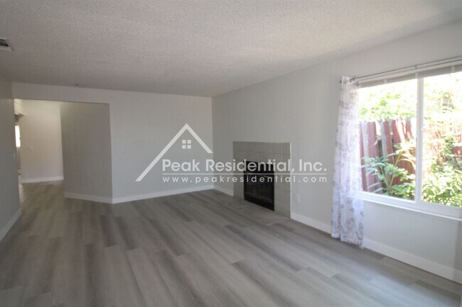 Foto del edificio - Spacious Updated 3bd/2ba Duplex with Garage