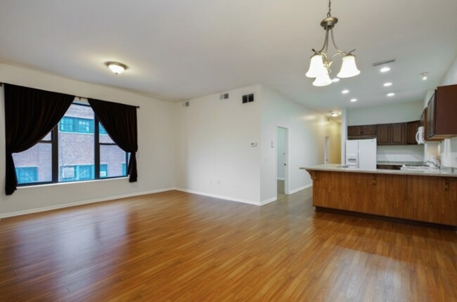 Building Photo - 885 N Marshfield Ave