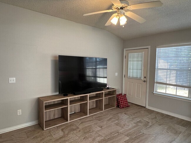Building Photo - Pensacola Patio Home